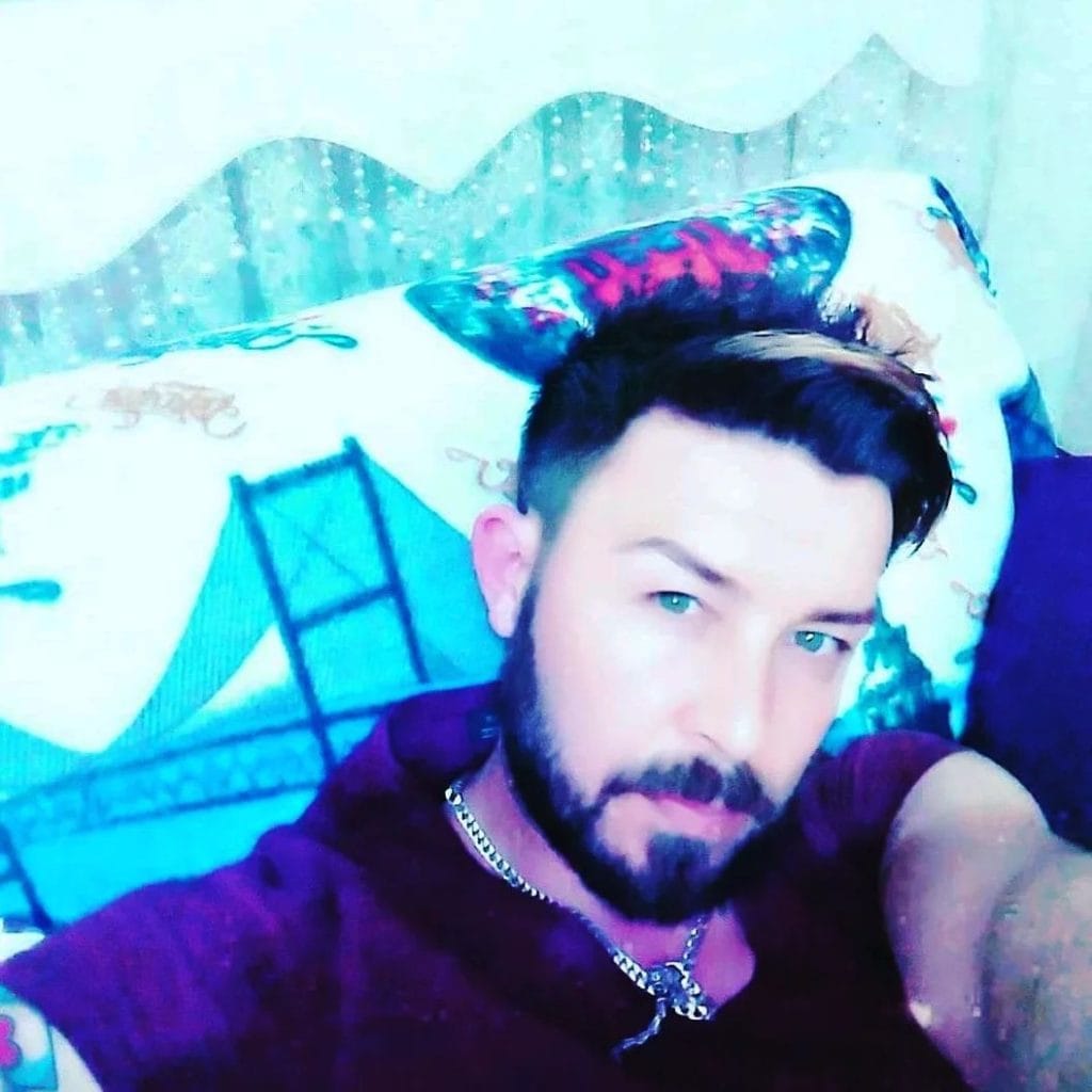 Kapat yakanın düğmelerini boynundaki ahımı kimse görmesin.