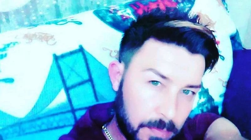 Kapat yakanın düğmelerini boynundaki ahımı kimse görmesin.